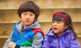 萌娃爆料爸爸亲妈妈视频,萌娃曝光爸爸亲吻妈妈温馨瞬间