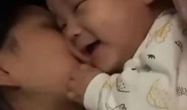 萌娃爆料爸爸亲妈妈视频,萌娃曝光爸爸亲吻妈妈温馨瞬间